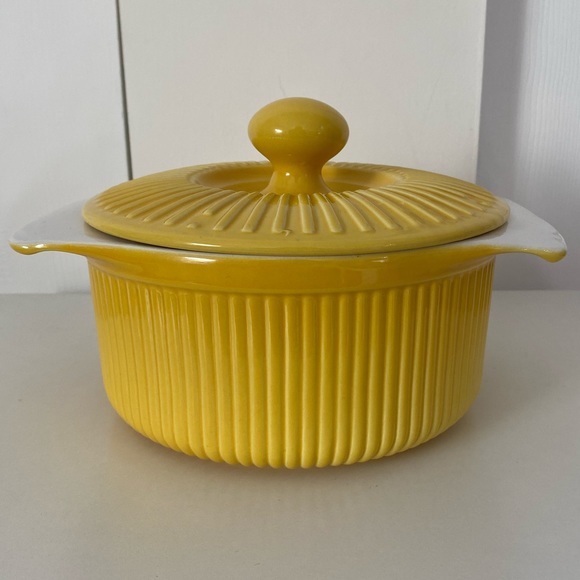 Covered Round Casserole Dish - Picture 2 of 11